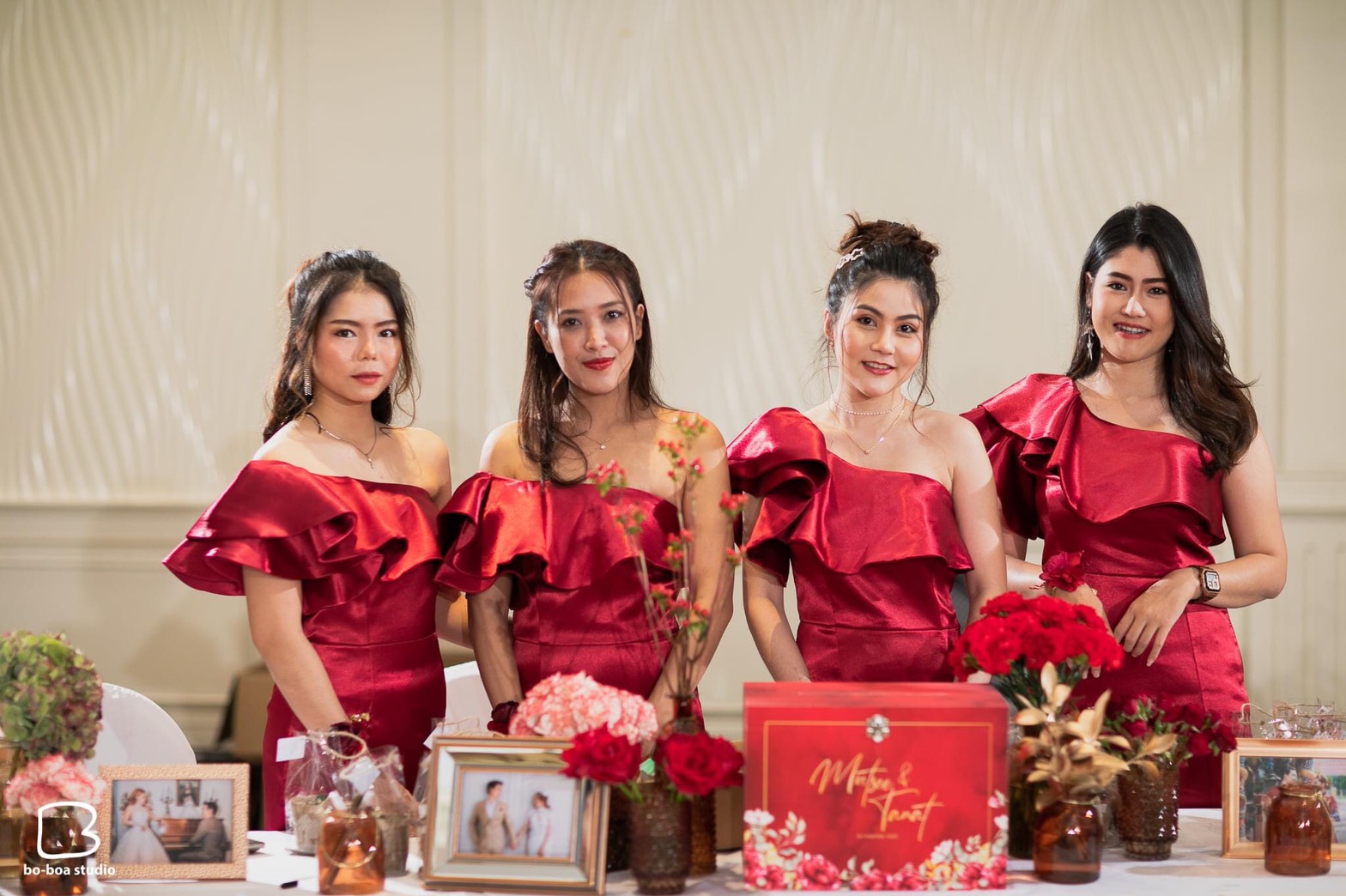 พร้อมเช่า ชุดเดรส เดรสไหล่เดียว ผ้าดัชเชส แพทเทิร์นเนียบ แต่งระบายสะโพก สีไวน์แดง