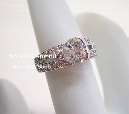 BR523RD+++แหวน Middle of love+++แหวนเพชรรูปหัวใจ วางแบบขวาง ประกบด้วยเพชรแถว 2 แถว ดูทันสมัยมากๆ เพชรเล่นไฟวิ๊งๆมากเลยค่ะ