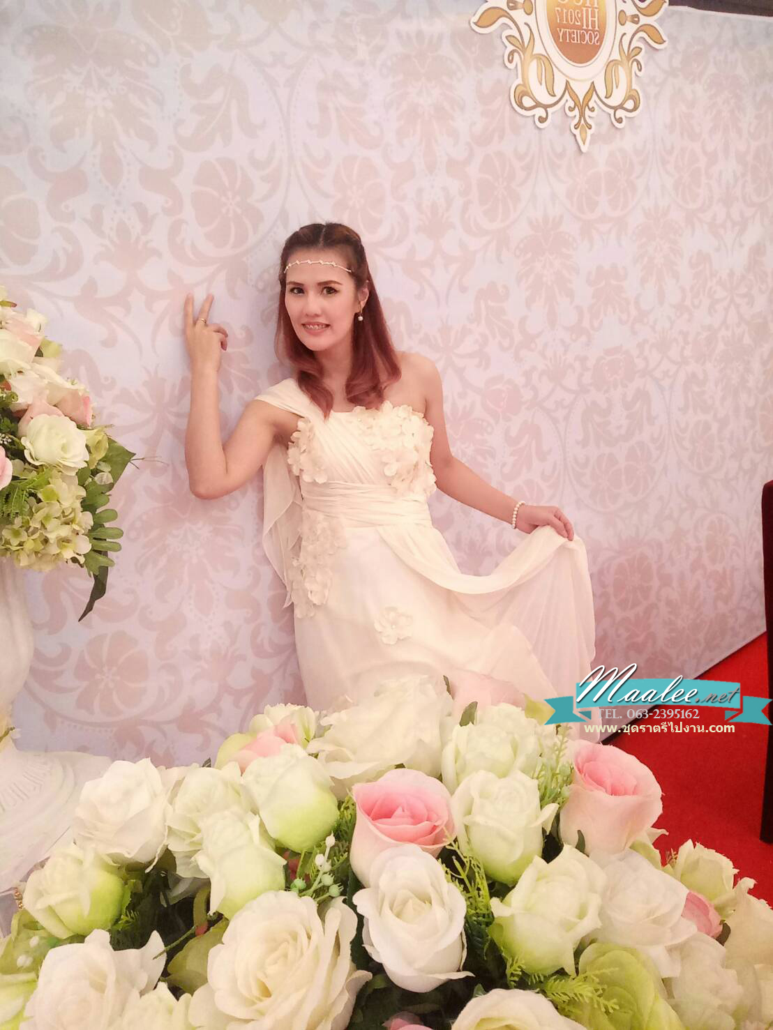 พร้อมเช่า ชุดราตรียาว แบบไหล่เดียวทิ้งชายด้านหลัง ผ้าชีฟอง สไตล์กรีก แต่งเกสรดอกไม้ สีครีม Champagne สีครีม Champagne