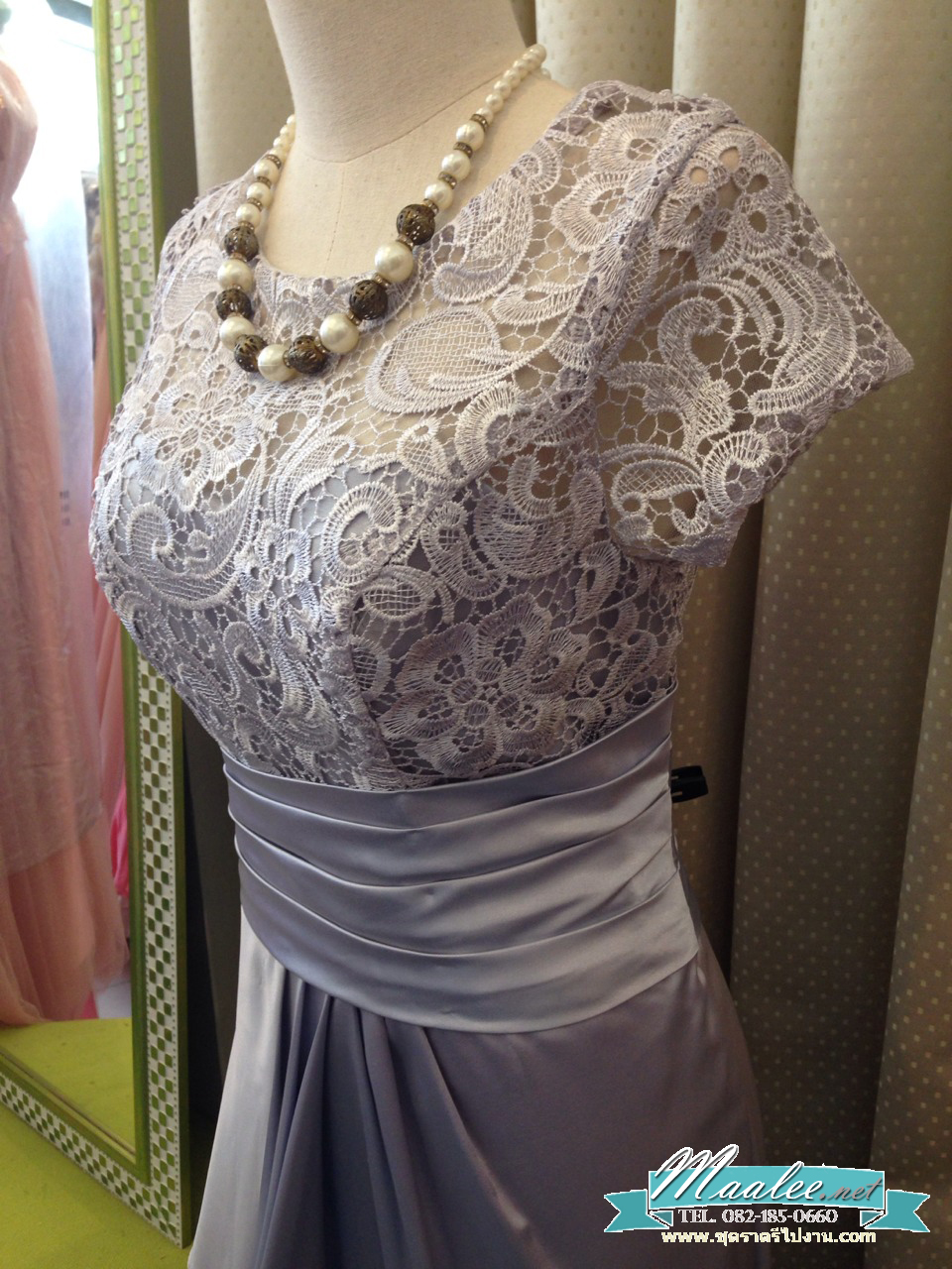 พร้อมเช่า ชุดราตรียาว แขนสั้น ผ้าซาติน จับจีบตีเกล็ดช่วงเอว เนื้อผ้าลูกไม้ เรียบหรู สีเทา