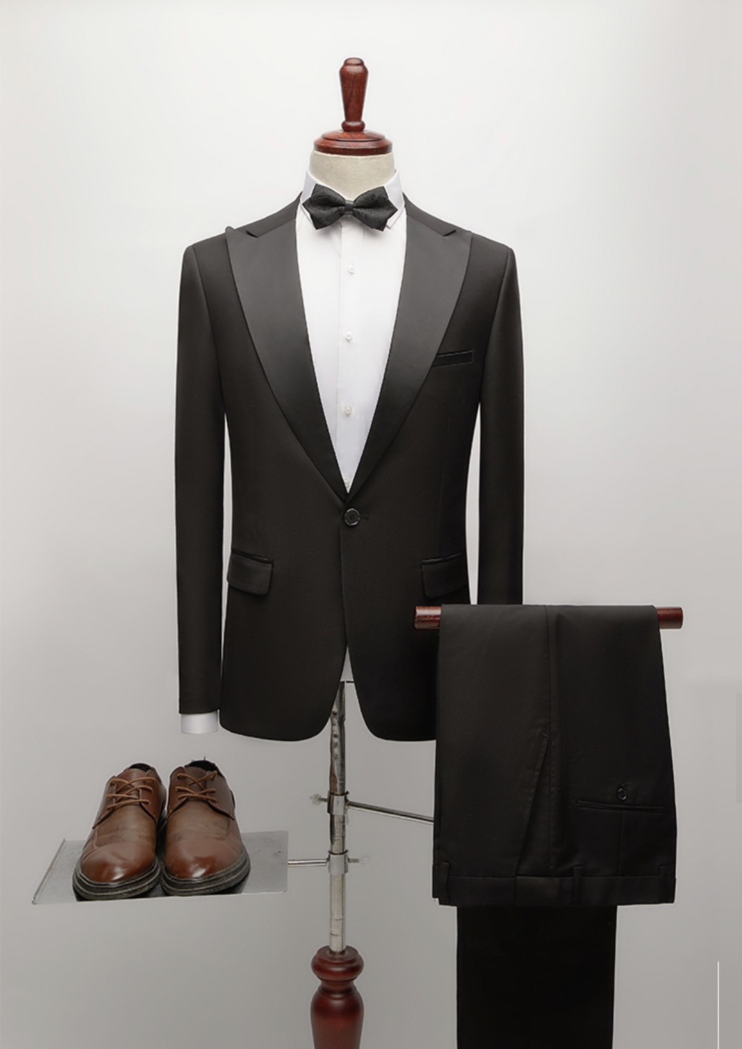 พร้อมเช่า ชุดสูททักซิโด้ สีดำ ปกแหลม (พร้อมเสื้อกั๊ก) Tuxedo Suit with Peak Lapels