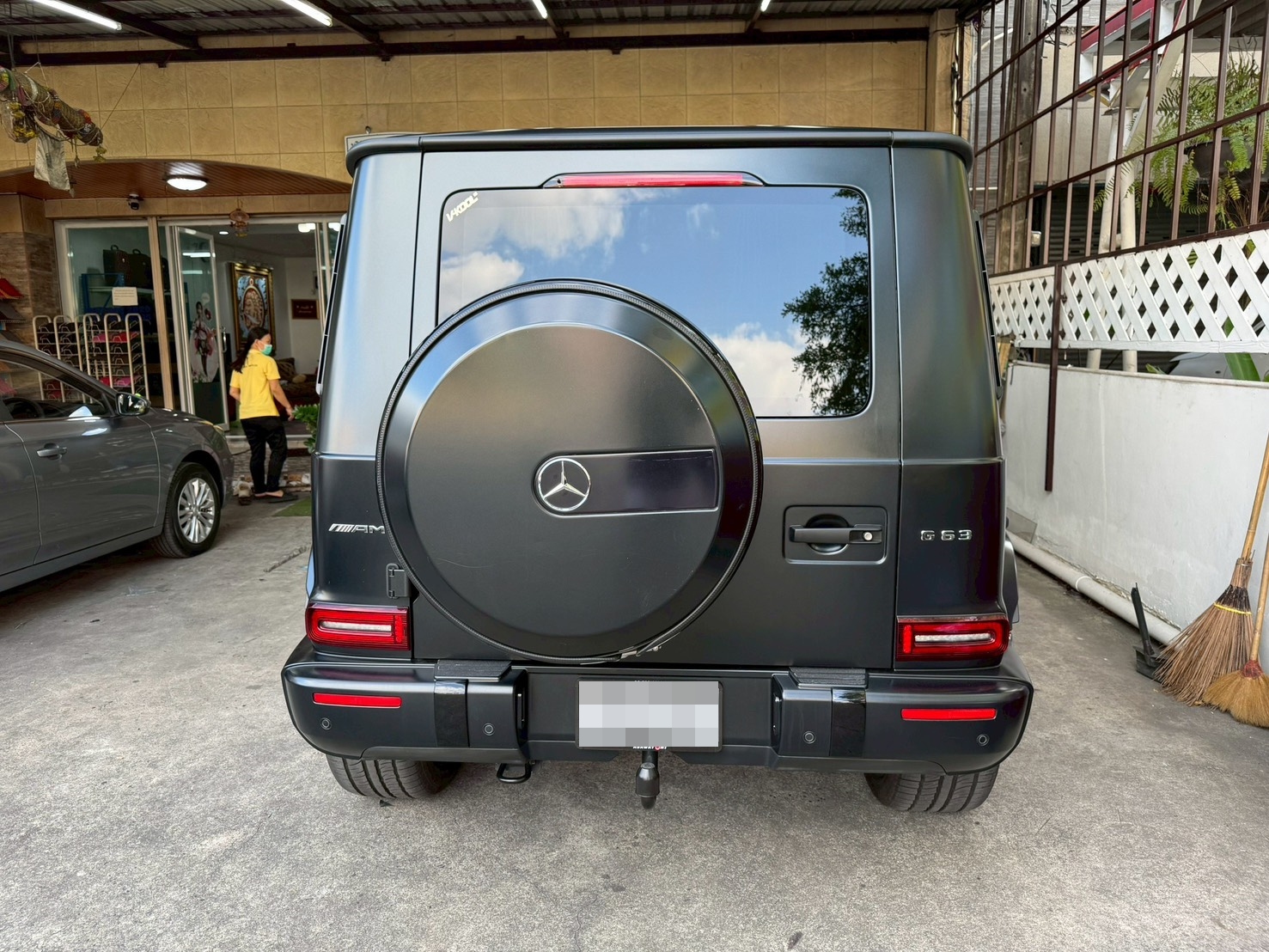 พรมรถยนต์ Benz G63 ปูพรมVVIP ด้ายคู่ สีแดงไวน์ด้ายทอง เต็มคัน