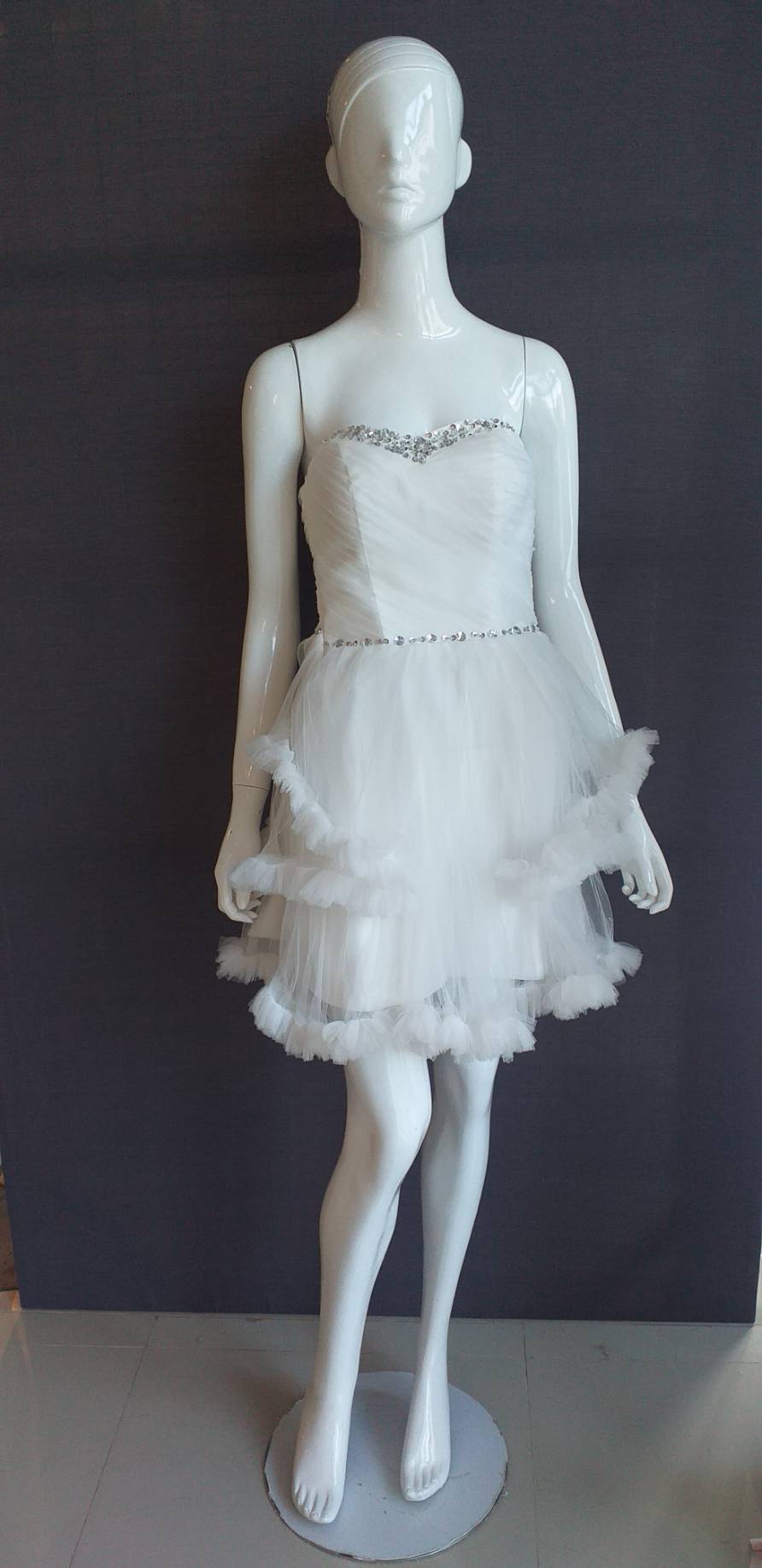 พร้อมเช่า ชุดแฟนซี ชุดราตรีสั้น สีขาว เกาะอก กระโปรงระบายเป็นชั้น ๆ ซิปหลัง