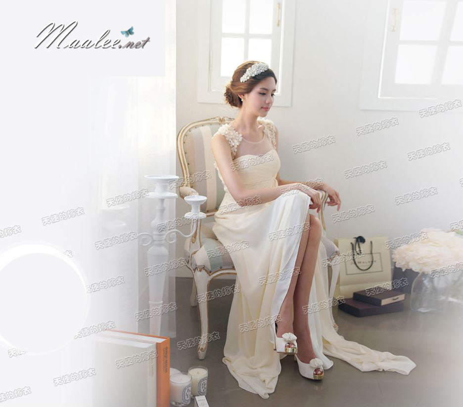 พร้อมเช่า ชุดราตรียาว จับเดรปไขว่ช่วงหน้าอก แต่งดอกไม้ช่วงไหล่ ด้านหลังซีทรู กระโปรงแหวกข้าง Sexy สีขาว