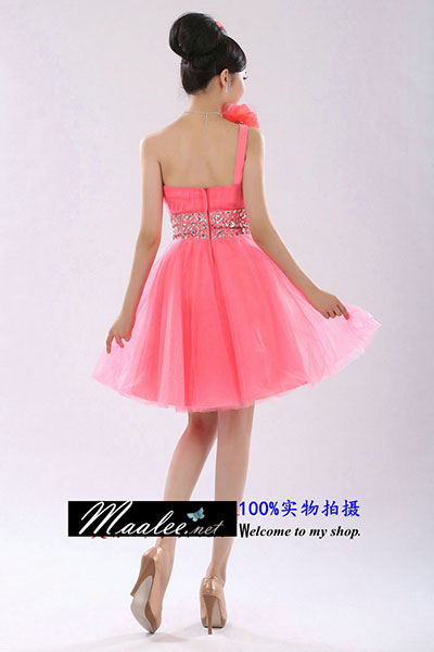 พร้อมเช่า ชุดราตรีสั้น บ่าเฉียง สีชมพูโอโรส อกจับจีบตีเกล็ด ประดับดอกกุหลาบบนไหล่ ปักเลื่อมหรูรอบเอว