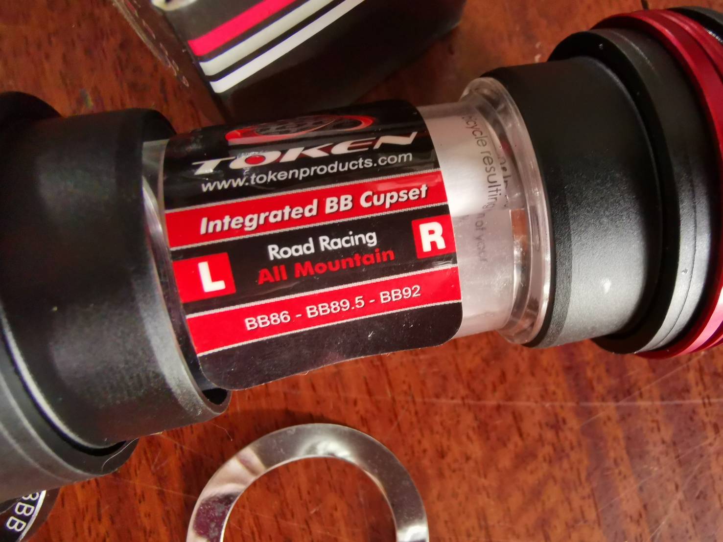 กะโหลก TOKEN TK-BB841PR-TBT Press fit (Sram,GXP Crankset) Tiramic สำหรับกระโหลกชิมาโน่แกน24 และ Sram(24/22mm.)