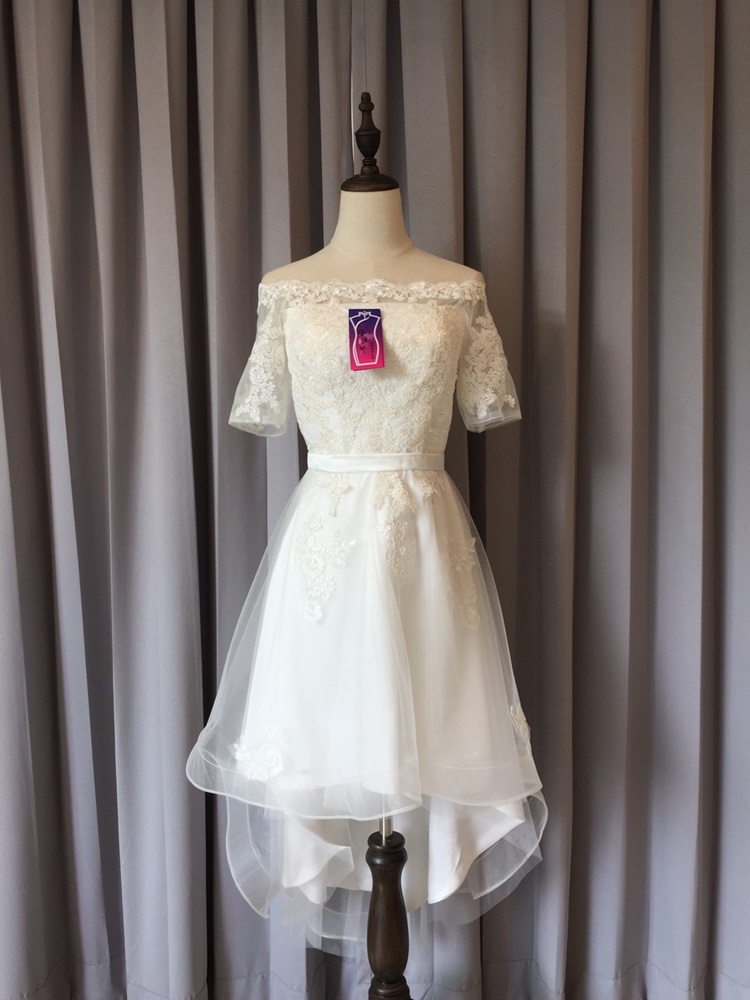 พร้อมเช่า ชุดแต่งงาน มินิมอล ชุดหมั้น ลูกไม้ ทรงปาดไหล่ หน้าสั้น หลังยาว ชุดพรีเวดดิ้ง