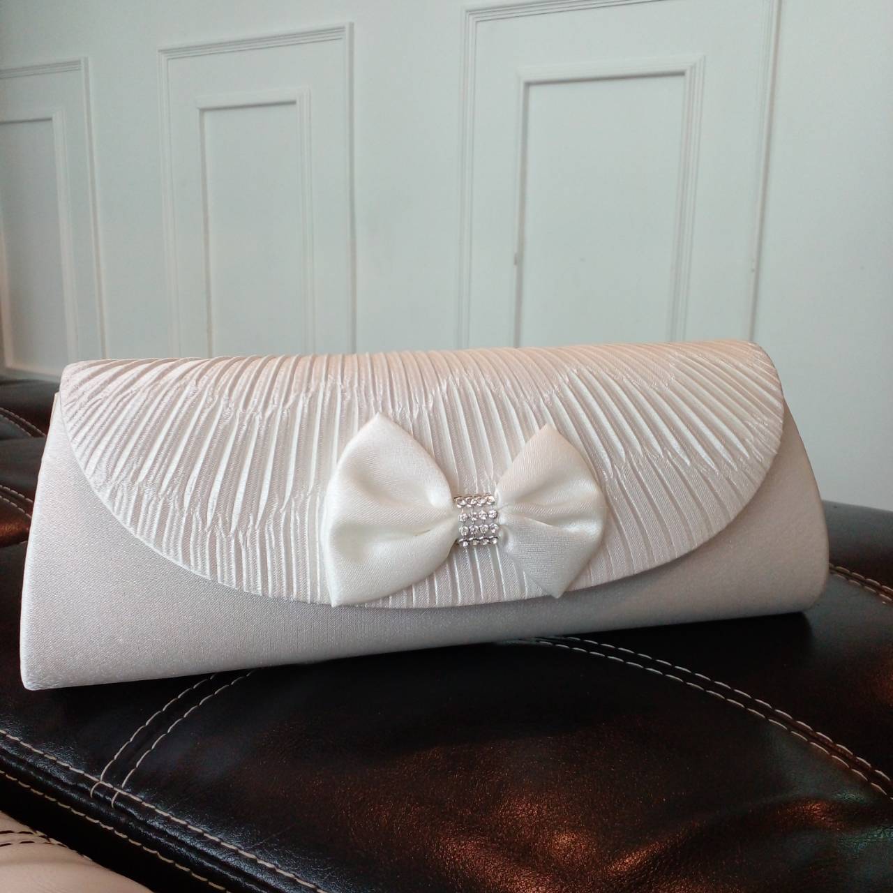 Sale พร้อมส่ง Evening Clutch กระเป๋าออกงาน ผ้าซาตินอัดพลีต แต่งโบว์ (เหลือสีชมพูนู้ดกับสีดำ)