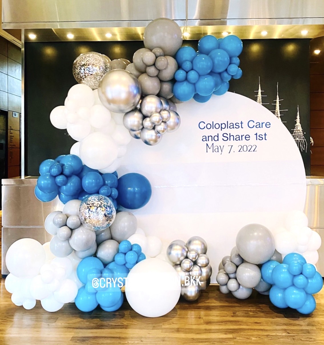 Organic Backdrop เปิดงาน ฉากกลม สีขาว ขนาด 2x2 เมตร Theme ฟ้า-เทา พร้อมตกแต่ง สามารถเปลี่ยนสีลูกโป่ง/เปลี่ยนข้อความได้