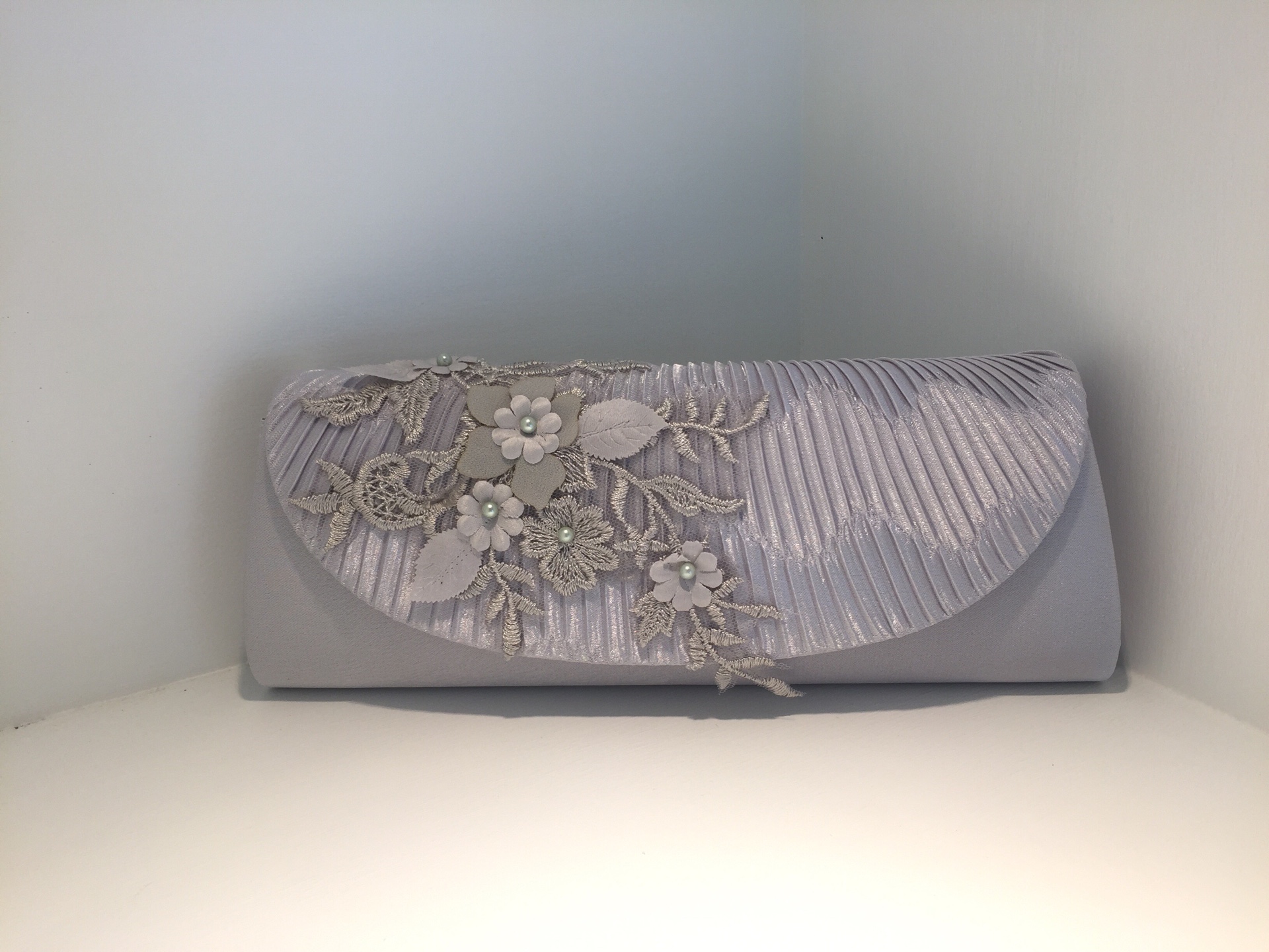 พร้อมส่ง Evening Clutch กระเป๋าออกงาน สีเทา แต่งดอกไม้