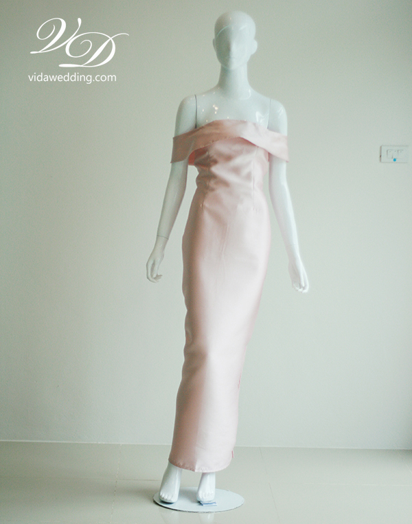 เช่า ชุดราตรี สีชมพู ไหล่ปาด ผูกโบว์หลัง กระโปรงสอบผ่าหลัง เนื้อผ้าไหม