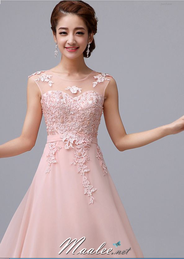 พร้อมเช่า ชุดราตรียาว สีชมพู แบบเรียบหรู แต่งลูกไม้เซาะดอก ปักลูกปัดมุก