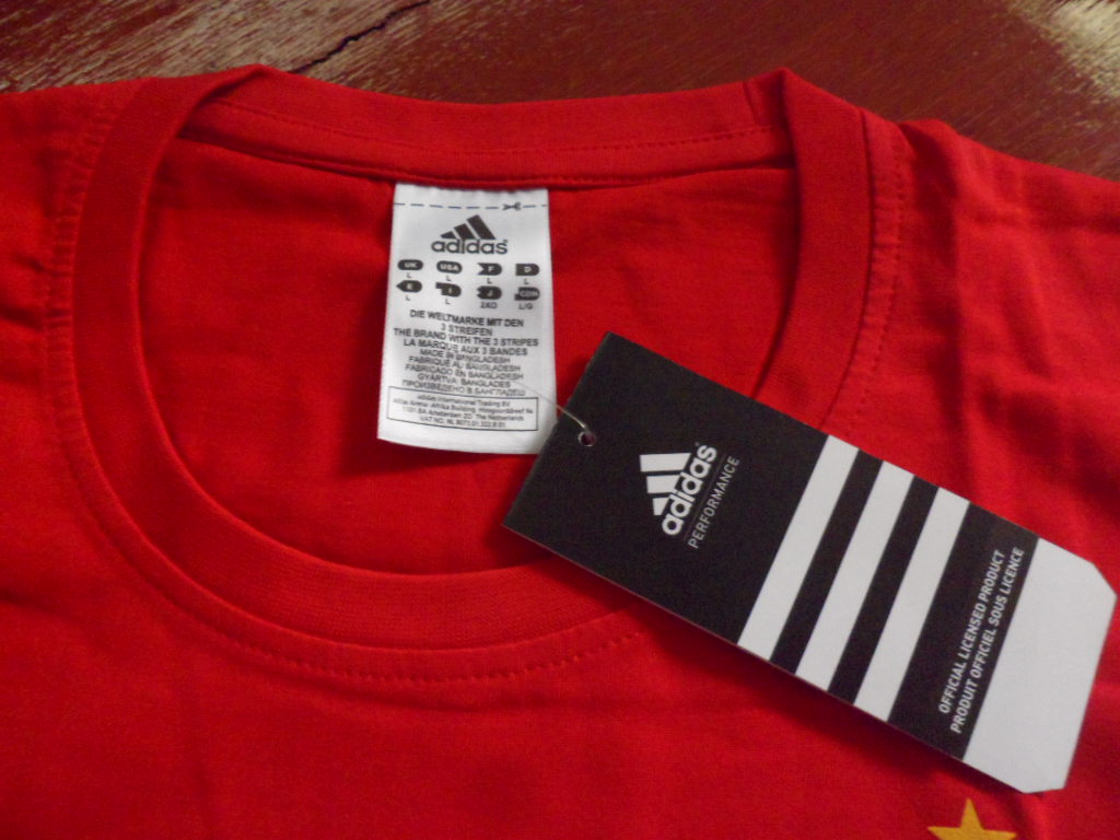 เสื้อที-เชิ๊ต (เสื้อยืดคอกลม) ฟุตบอล ทีมชาติสเปน ชุดที่ระลึก แชมป์ฟุตบอลโลก 2010 ใหม่ L-Size / SPAIN Football T-Shirt Commemorative Kit FIFA WORLD CHAMPIONS 2010 Jersey NEW L-Size