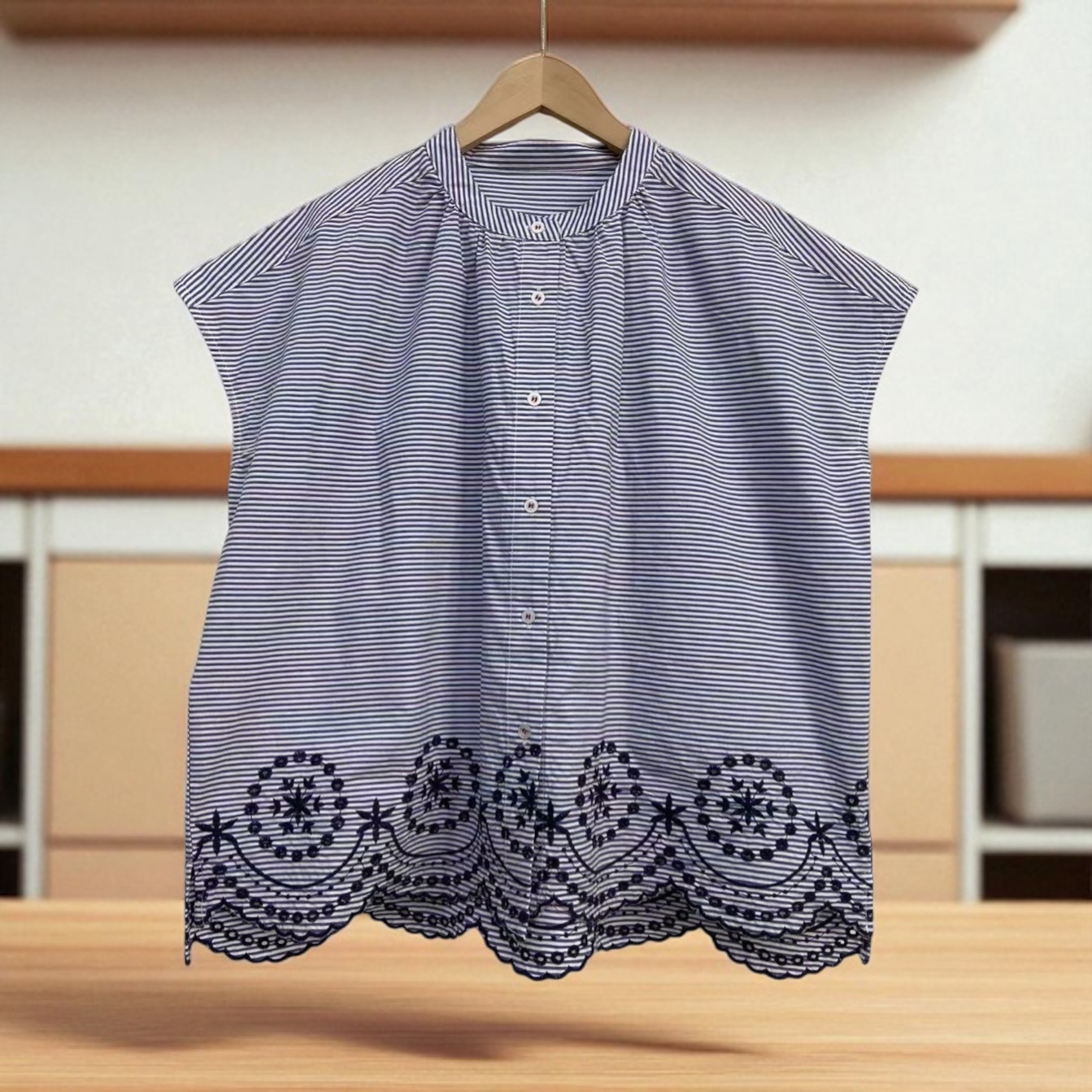 เสื้อแขนต่อผ้าฝ้ายลายทางแต่งชายปักฉลุลาย