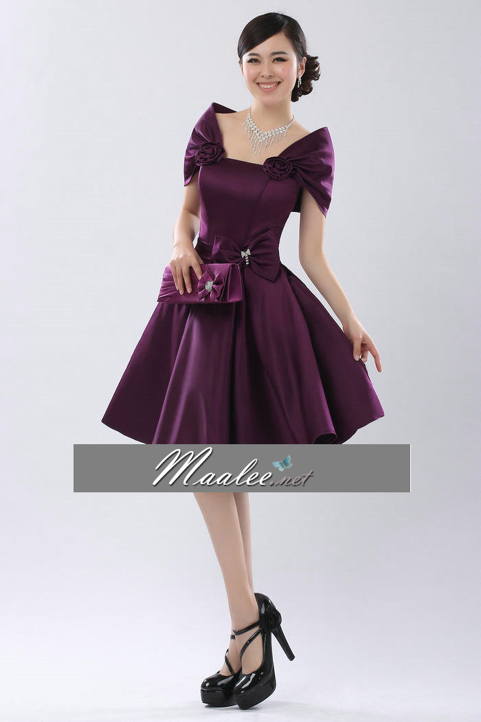 พร้อมเช่า ชุดราตรีสั้น สีม่วงเข้ม แบบเก๋ ปิดไหล่ แต่งดอกกุหลาบ กระโปรงทรง A จับจีบ แต่งโบว์ที่เอว