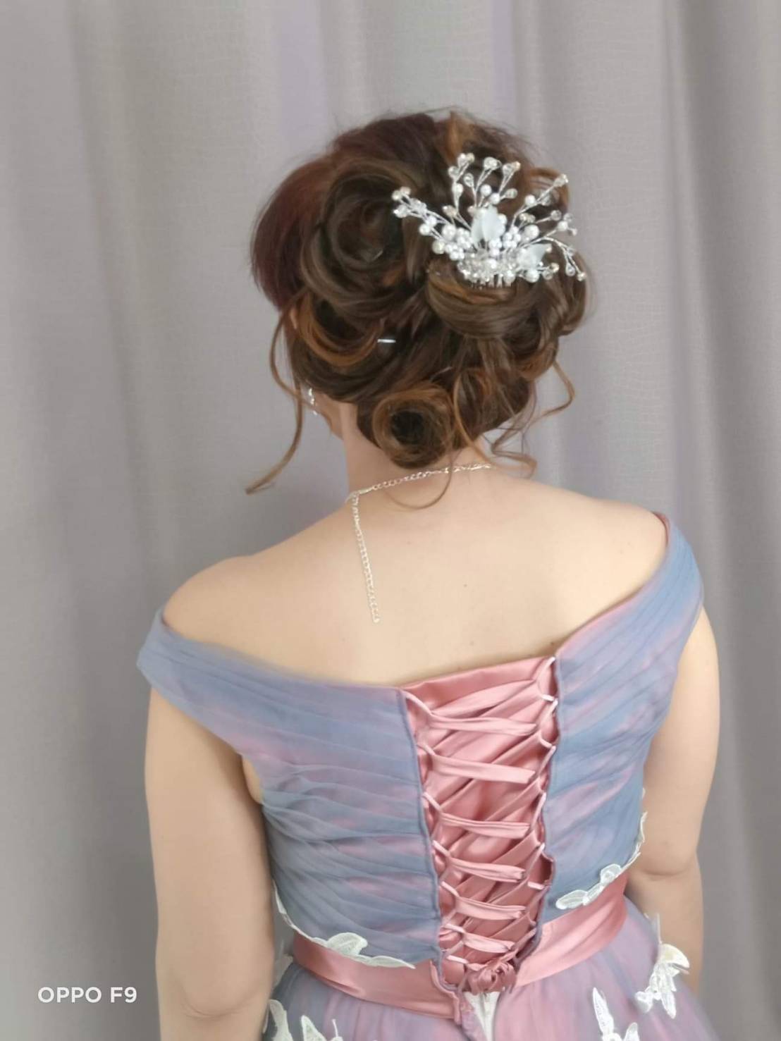 พร้อมเช่า ชุดราตรียาว แบบไหล่ปาด สีเทา-ชมพู Two Tone สไตล์เจ้าหญิง สวยหวานน่ารักมาก เนื้อผ้าตาข่าย แต่งโบว์และลูกไม้ช่วงเอว (เชือกผูกหลัง)