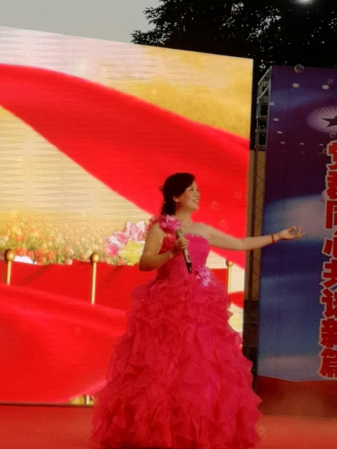 พร้อมเช่า ชุดแฟนซี ชุดราตรียาว ไหล่เฉียง สีชมพู กระโปรงระบายย้วย แต่งดอกไม้