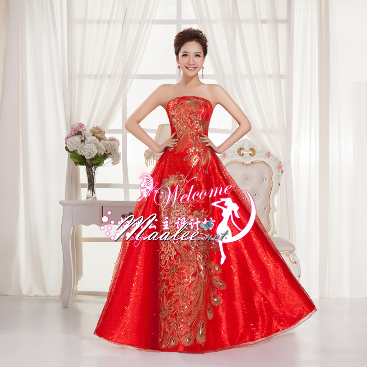 พร้อมส่ง ชุดราตรียาว เกาะอก สีแดง แต่งเลื่อมรูปลายนกยูง (ซิปหลัง)