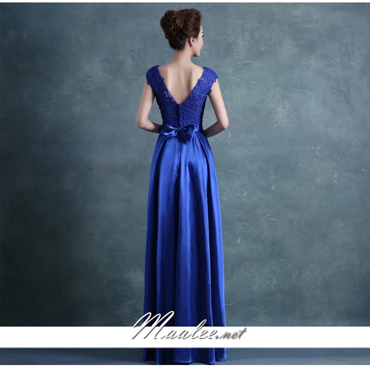 พร้อมเช่า ชุดราตรียาว แขนกุด สีน้ำเงิน อกแต่งลูกไม้ กรโปรงเนื้อผ้ามัน คาดเอวคริสตัล เซ็กซี่ผ้าหลัง เพิ่มเข็มกลัดโบว์ช่วงหลัง