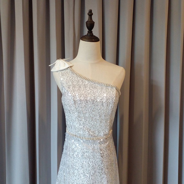 พร้อมเช่า ชุดราตรียาว ไหล่เฉียง สี Champagne ปักเลื่อมทั้งตัว แต่งคริสตัลช่วงคอ