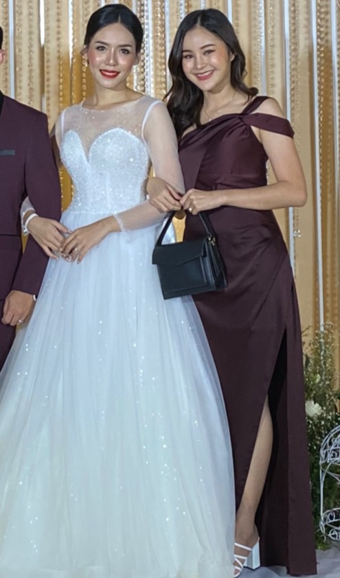 พร้อมเช่า ชุดราตรียาว ชุดเดรส ไหล่เดียวยอดฮิต จับเดรปหน้า สีแดงเบอร์กันดี สีไวน์แดง