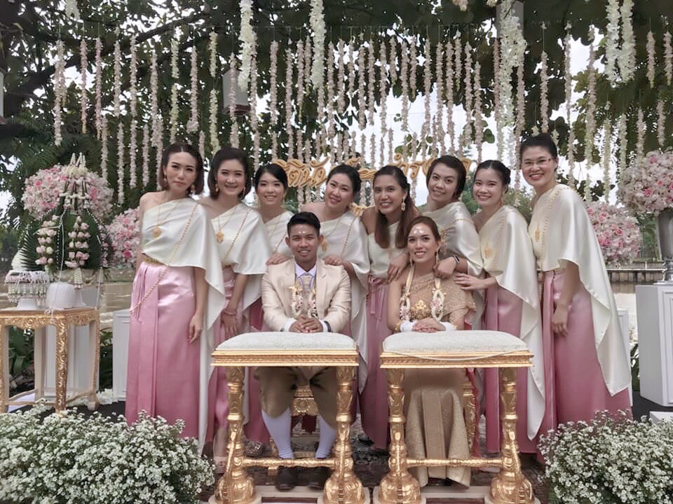 เช่า ชุดไทย ชุดเพื่อนเจ้าสาว ชุดไทยผ้าถุงสีชมพูไล่สี สไบเรียบ สีครีมงาช้าง