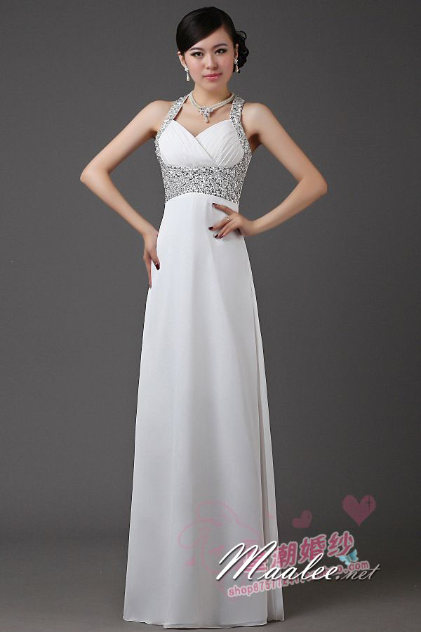 พร้อมเช่า ชุดราตรียาว สีขาว off-white แบบเก๋ คล้องคอ ช่วยยกเนินอกสวย