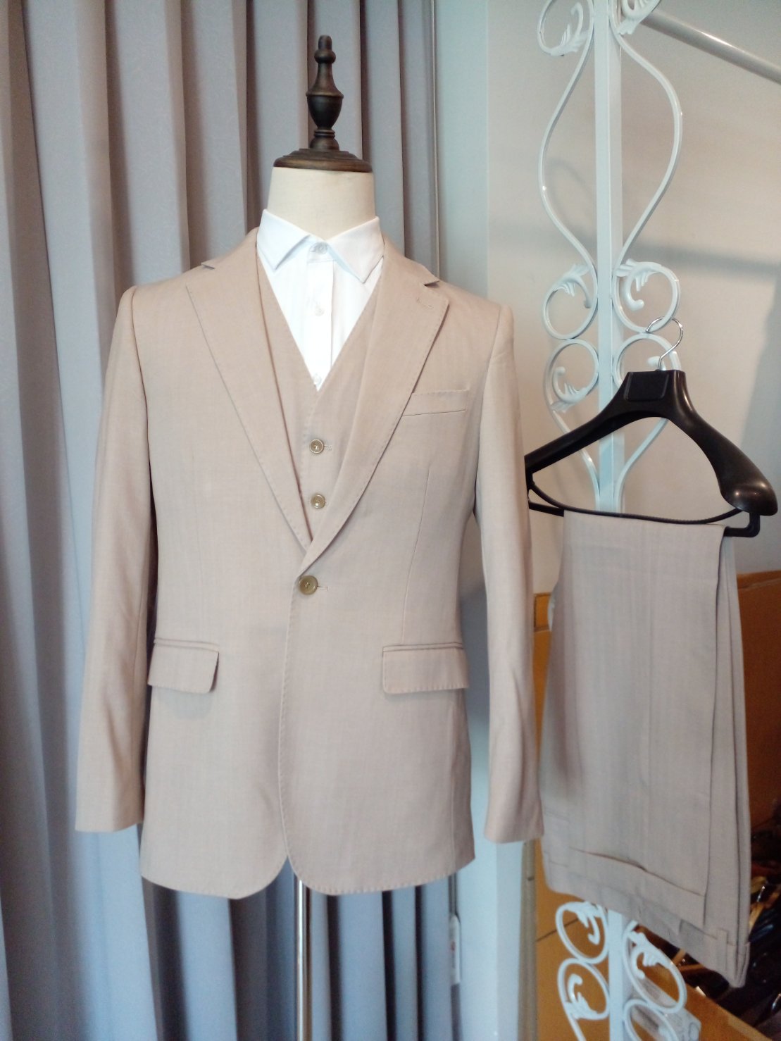 พร้อมเช่า ชุดสูทชาย งานเนียบ แบบเรียบหรู สีเบจ พร้อมเสื้อกั๊ก