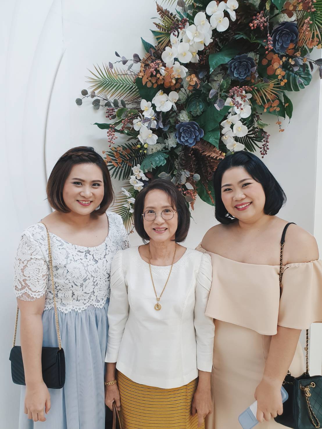 พร้อมเช่า ชุดราตรีสั้น สำหรับสาวอวบ ปาดไหล่ สีครีม ระบายอก