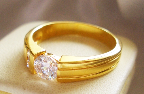 BR042+++แหวนเพชรเดี่ยวค่ะ เม็ดกลม เท่ห์ เรียบ ดูมี Style ล้อมด้วยเพชรเล็ก 2 เม็ดค่ะ ชุปทองแท้ 24 K