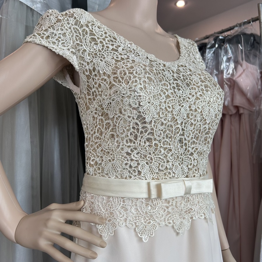 พร้อมเช่า ชุดราตรียาว แขนสั้น กระโปรงผ้าชีฟอง เอวคาดเข็มขัดโบว์ ช่วงบนปักเลื่อมแซมผ้าลูกไม้ สีครีม Champagne