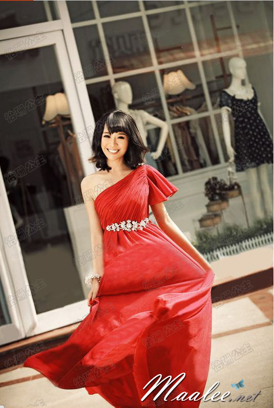 พร้อมส่ง ชุดราตรียาว สีแดง ไหล่เดียว แขนย้วย ผ้าอัดพลีทสวย แต่งเลื่อมช่วงเอว