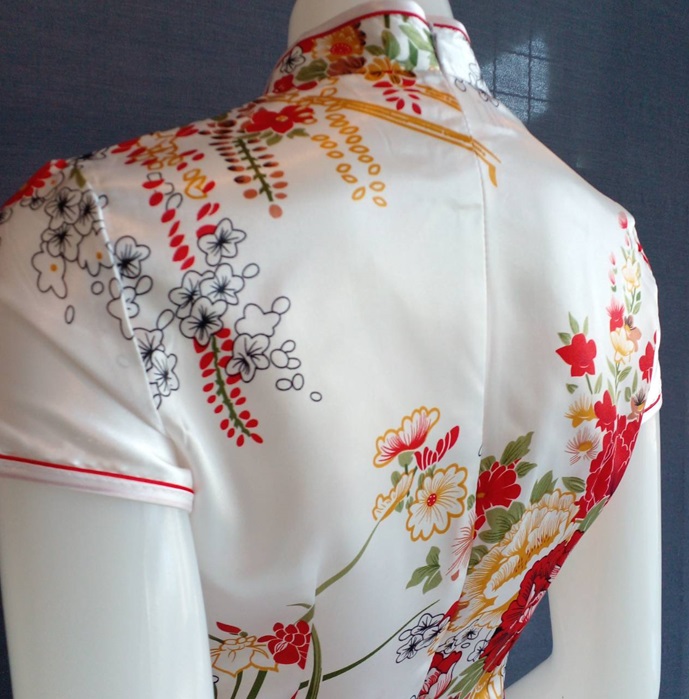 พร้อมเช่า กี่เพ้า สีขาว แขนสั้น ลายดอกไม้ ผ่าข้าง ตัดเย็บอย่างดี