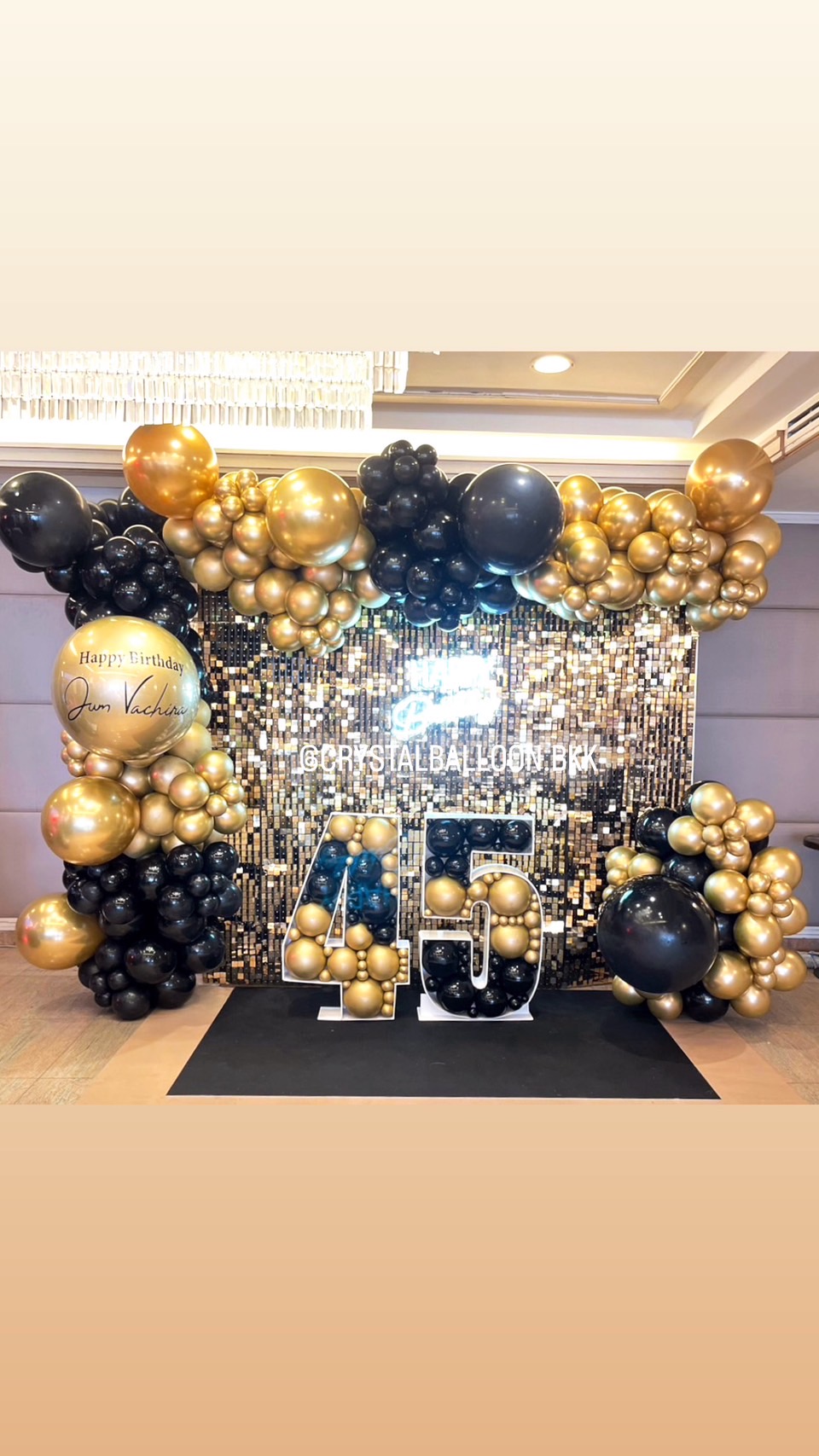 Organic Backdrop วันเกิด ขนาด 2.4x2.4 Theme ดำ-ทอง พร้อม ป้ายตัวอักษรไฟ Happy Birthday พร้อมตกแต่ง แท่นตัวเลข 2 แท่น สามารถเปลี่ยนสีลูกโป่ง/เปลี่ยนแท่นตัวเลขได้