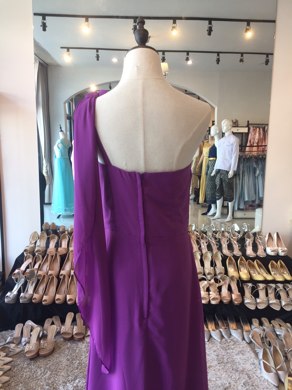 พร้อมเช่า ชุดราตรียาว เกาะอก ไหล่เดียว สี ม่วงเข้ม