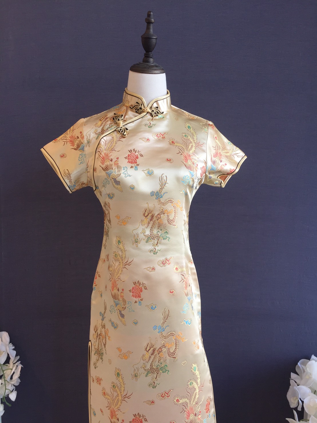 พร้อมส่ง กี่เพ้า สีทอง ลายมังกรนกฟินิกซ์ ผ้าไหมจีน กุ๊นขอบ ตัดเย็บอย่างดี