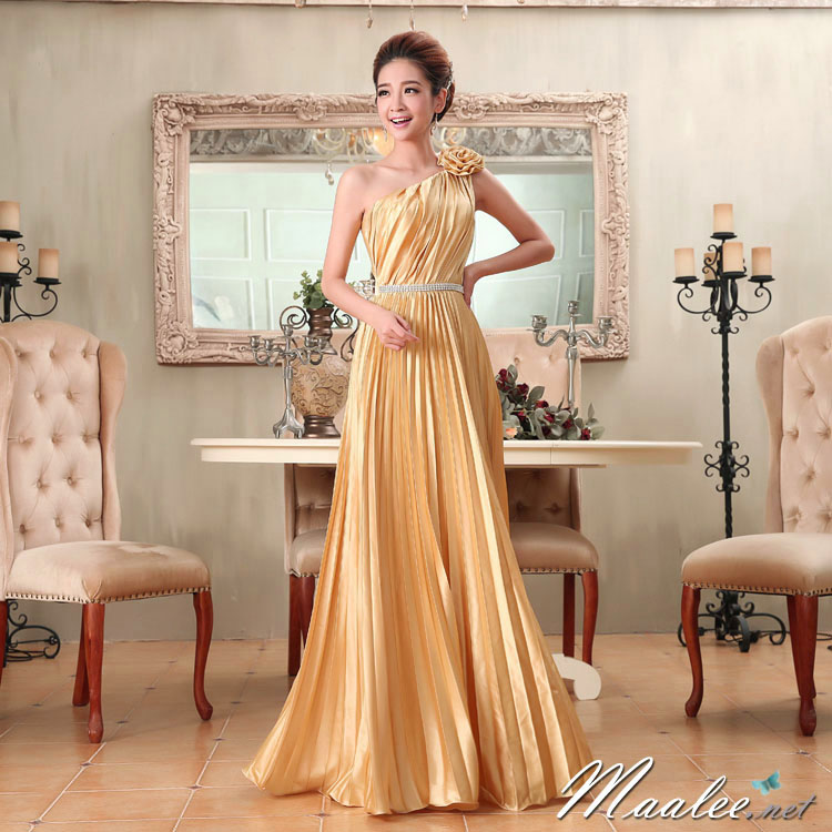 พร้อมเช่า ชุดราตรียาว ไหล่เฉียง สีทอง กระโปรงอัดพลีทพลิ้วสวย แต่งแถบคริสตัลช่วงเอว