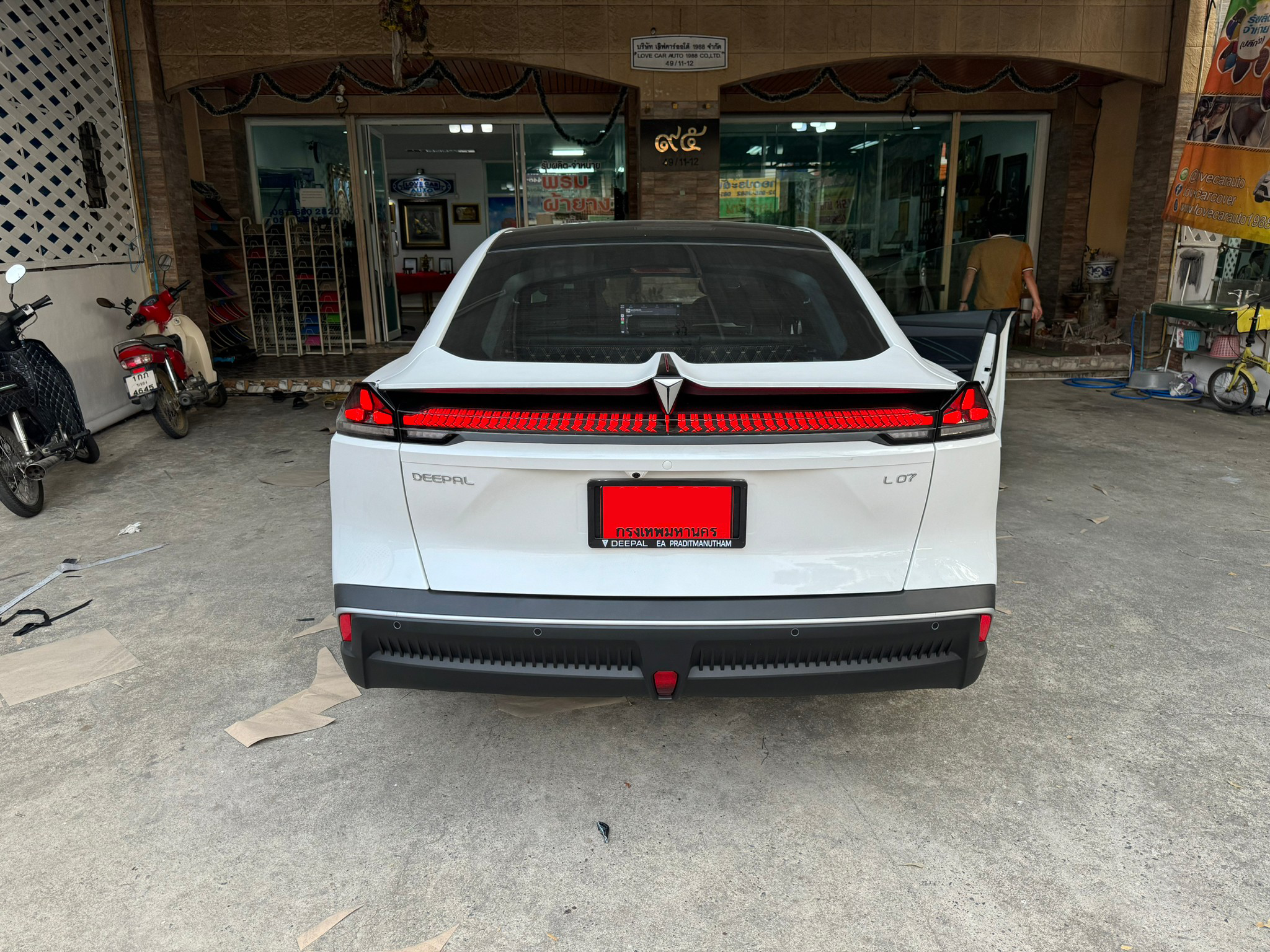 พรมรถยนต์ Deepal L07 ปูพรม7D สีดำด้ายทอง เสริมไวนิลดักฝุ่นสีเทา เต็มคัน