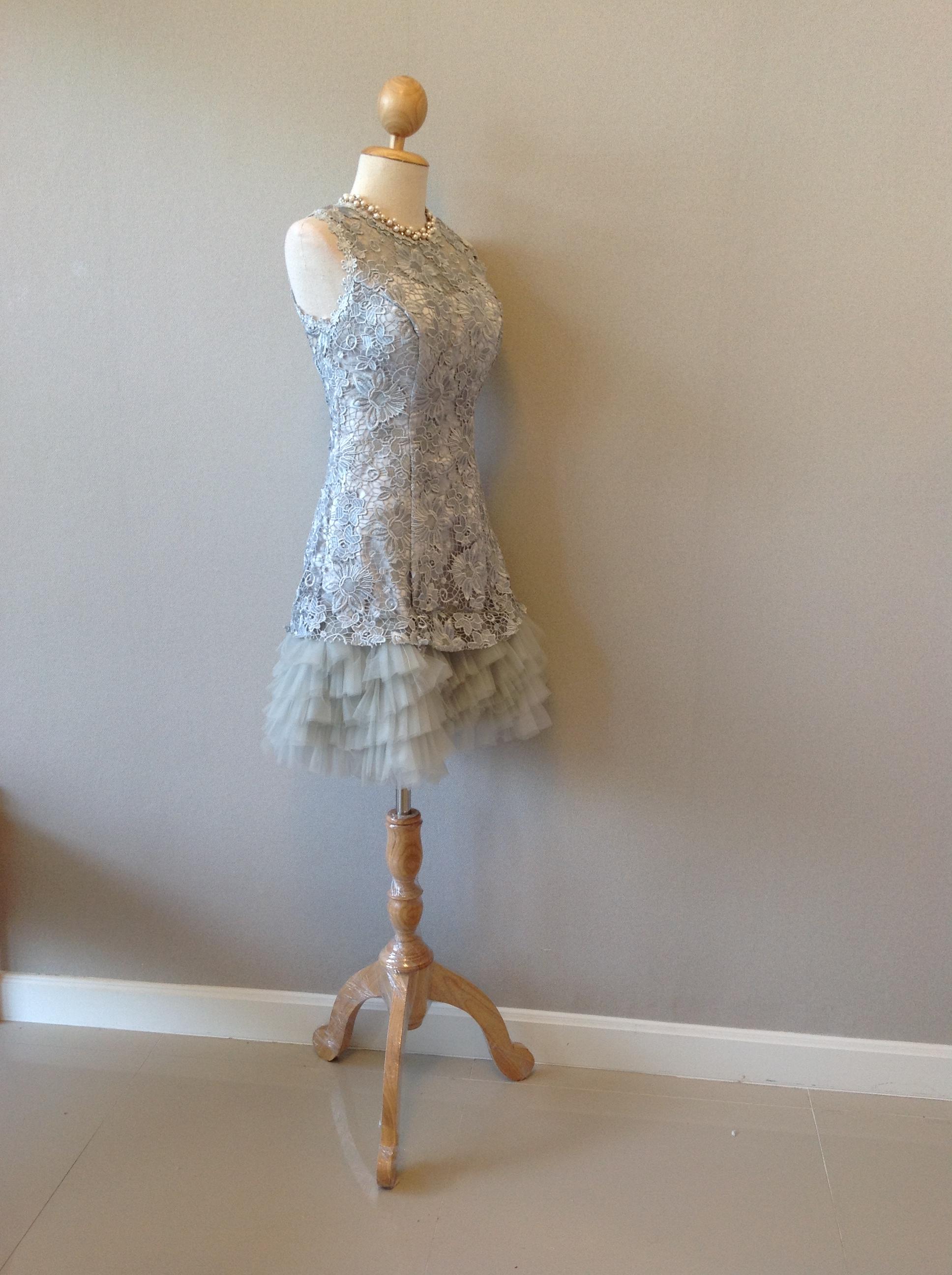 พร้อมเช่า ชุดราตรีสั้น แขนกุดลูกไม้ กระโปรงแต่งระบายสวยหรู สีเทา