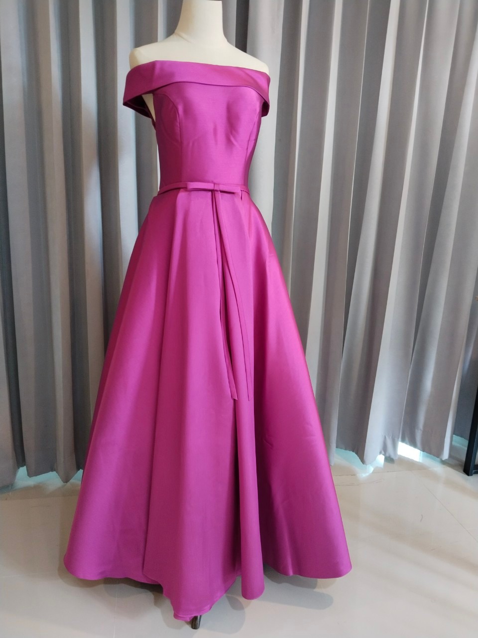 พร้อมเช่า ชุดราตรียาว แบบไหล่ปาด สไตล์วินเทจผ้าไหมดัชเชส กระโปรงทรงA แต่งโบว์2ชั้น ช่วงเอว สีม่วง (เชือกผูกหลัง)