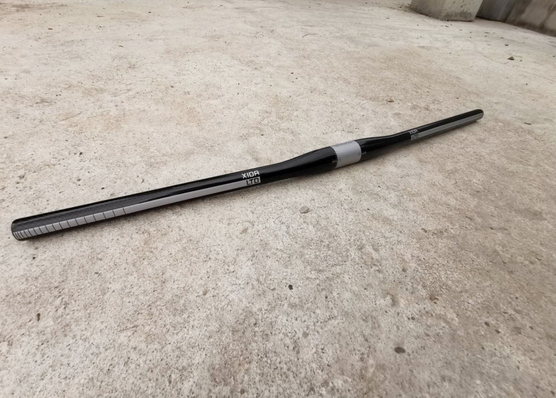 แฮนด์ตรงคาร์บอน XIDA LTD Flat CARBON HANDLEBAR ยาว 720มม. สีดำ/เทา