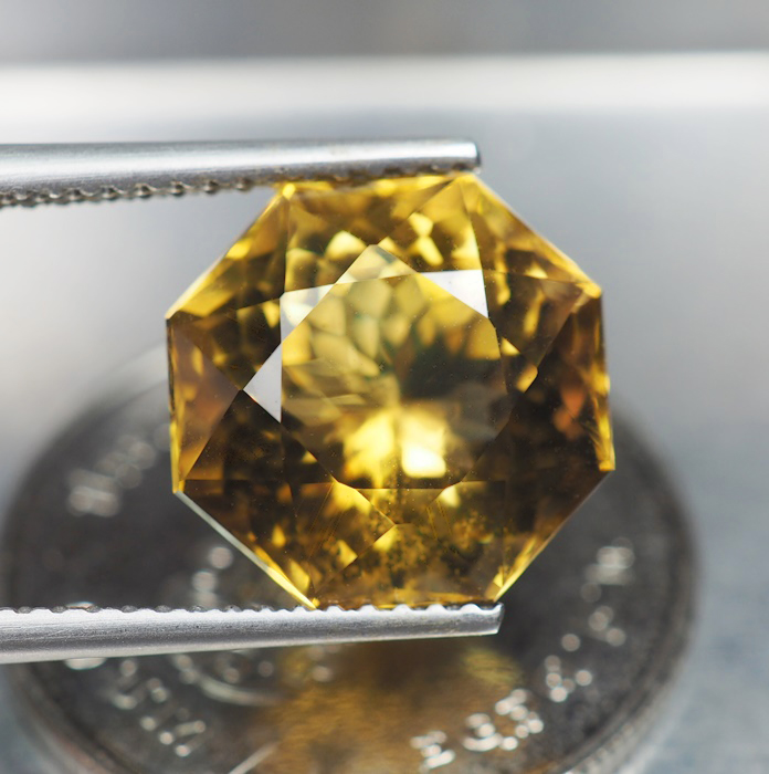 พลอยซิทรินสีเหลือง 6 กะรัตทรงแปดเหลี่ยม