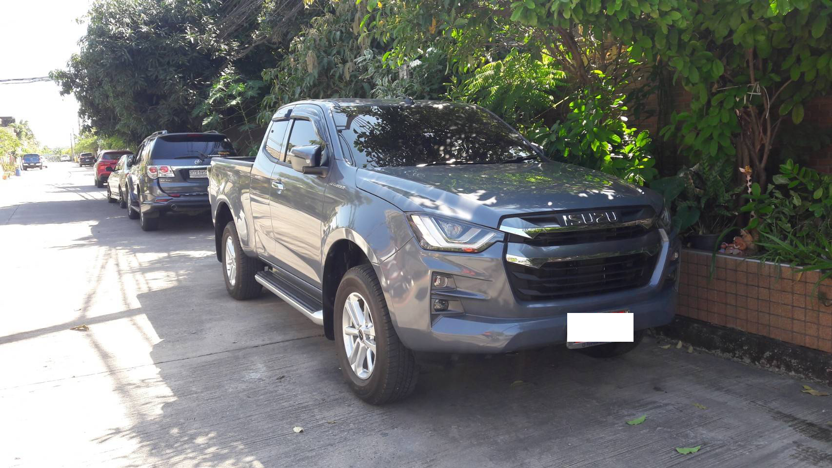 พรมรถกระบะ Isuzu D-Max Cab 2021 สีเลือดหมู เสริมด้วยพรมดักฝุ่นสีน้ำตาล เต็มคัน