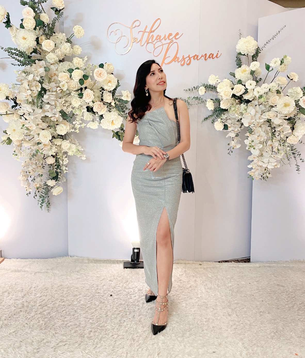 พร้อมเช่า ชุดเดรส เกาะอก ผ่าหน้าขา ผ้า Glitter สีเงิน