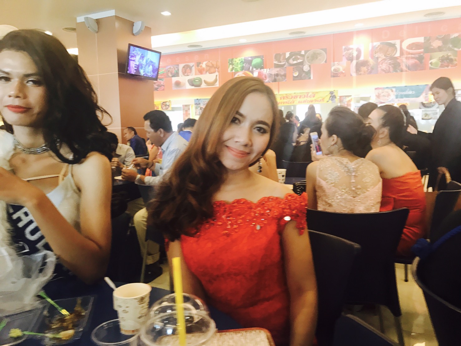 พร้อมส่ง ชุดราตรีสั้น แบบปาดไหล่เซ็กซี่ เข้ารูป สีแดง ผ้าลูกไม้ แต่งเลื่อมสุดหรู (เชือกผูกหลัง)