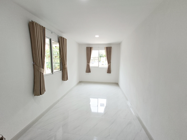 ขายทาวน์เฮ้าส์หมู่บ้านกรุงทอง สายไหม33 แบบ 3 ห้องนอน 2 ห้องน้ำ รีโรเวทใหม่ พร้อมเข้าอยู่ ฟรีโอน