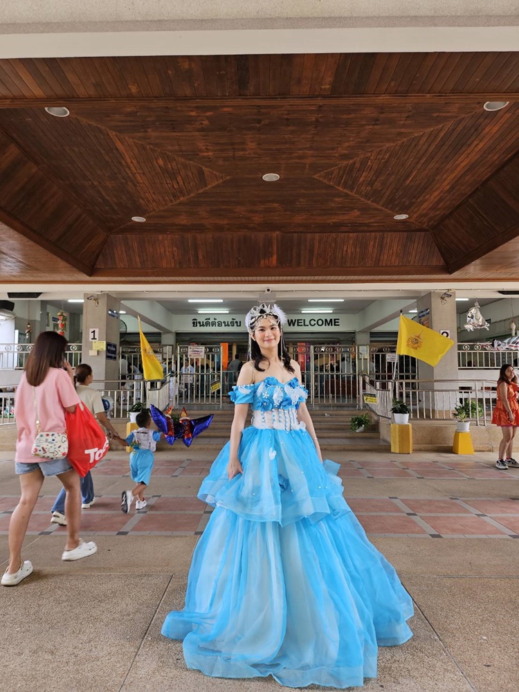 พร้อมเช่า ชุดแฟนซี ชุดราตรียาว สีฟ้า-ขาว แบบไหล่ปาด กระโปรงผ้าแก้วพองสวย แต่งดอก&ลูกปัด เชือกผูกหลัง