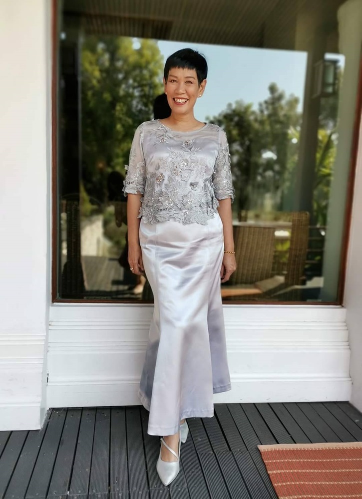 พร้อมเช่า ชุดเสื้อลูกไม้ สีเทา แขนสามส่วน กระโปรงทรงหางปลา