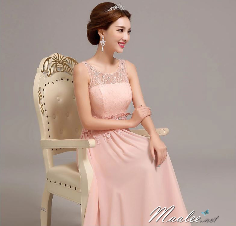 พร้อมเช่า ชุดราตรียาว แขนกุด ลายลูกไม้แต่งดอกช่วงเอว และคริสตัลหรู สีชมพู