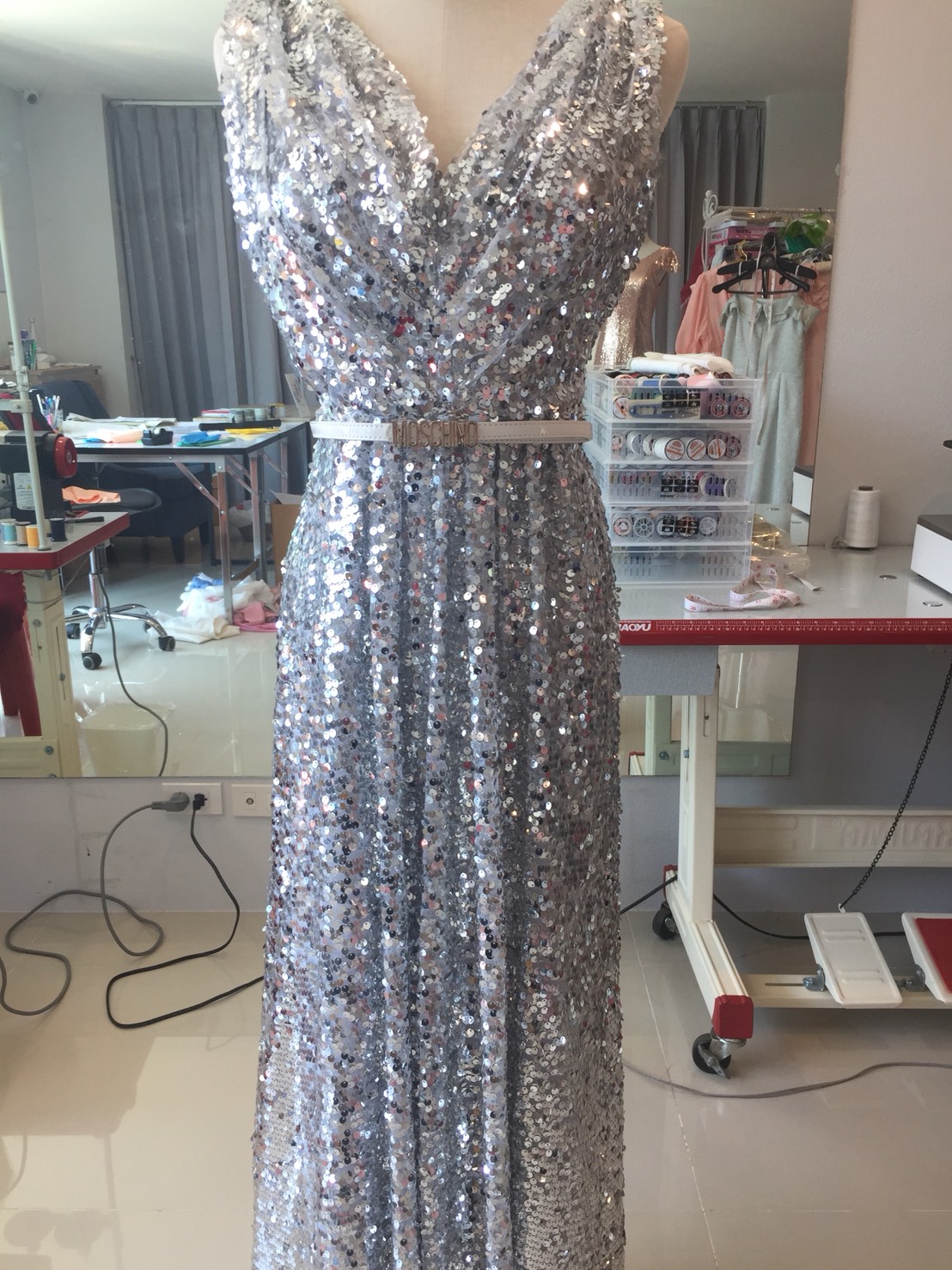 พร้อมเช่า ชุดราตรียาว แขนกุด ปักเลื่อมทั้งชุด มาพร้อมเข็มขัด ใส่ออกงานกลางคืน เด่นมาก สีเงิน